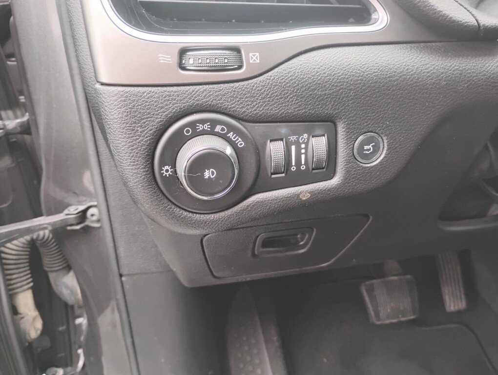 Used 2019 Jeep Cherokee Limited AWD/4WD image 15