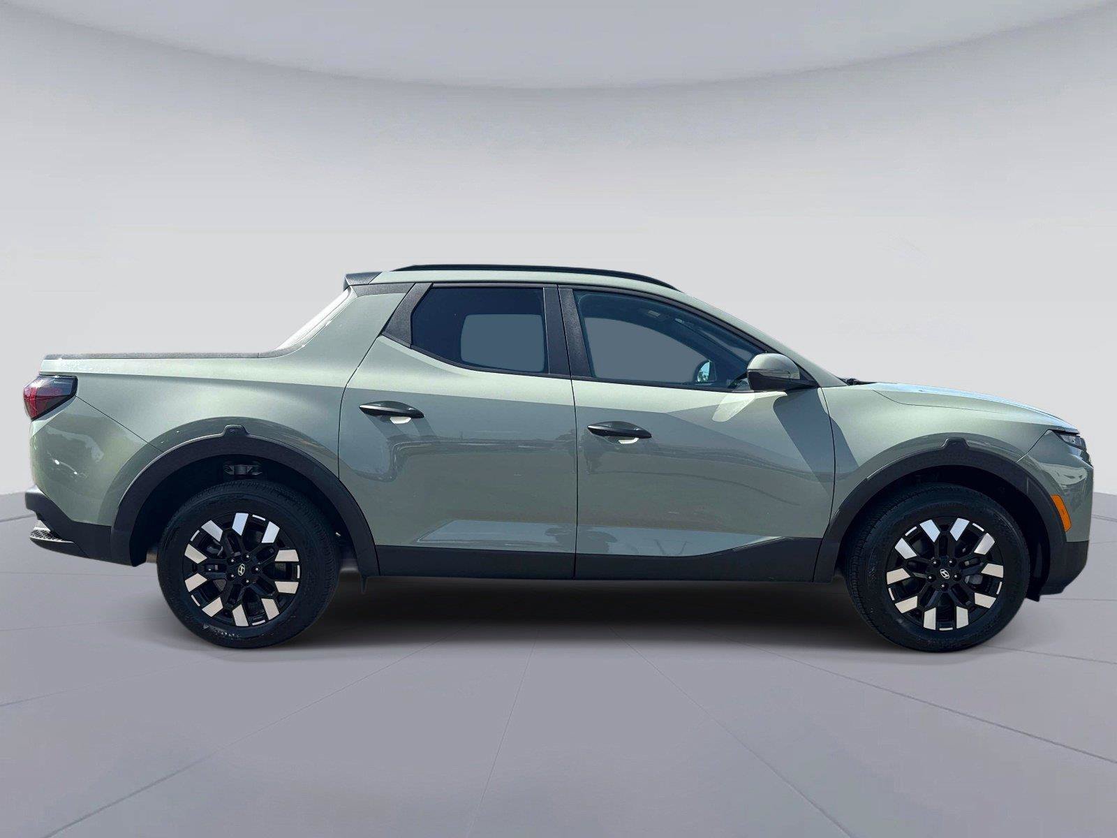Used 2025 Hyundai Santa Cruz SEL FWD image 2