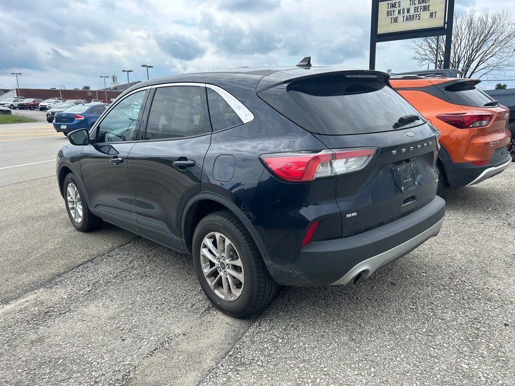 Used 2021 Ford Escape SE image 2