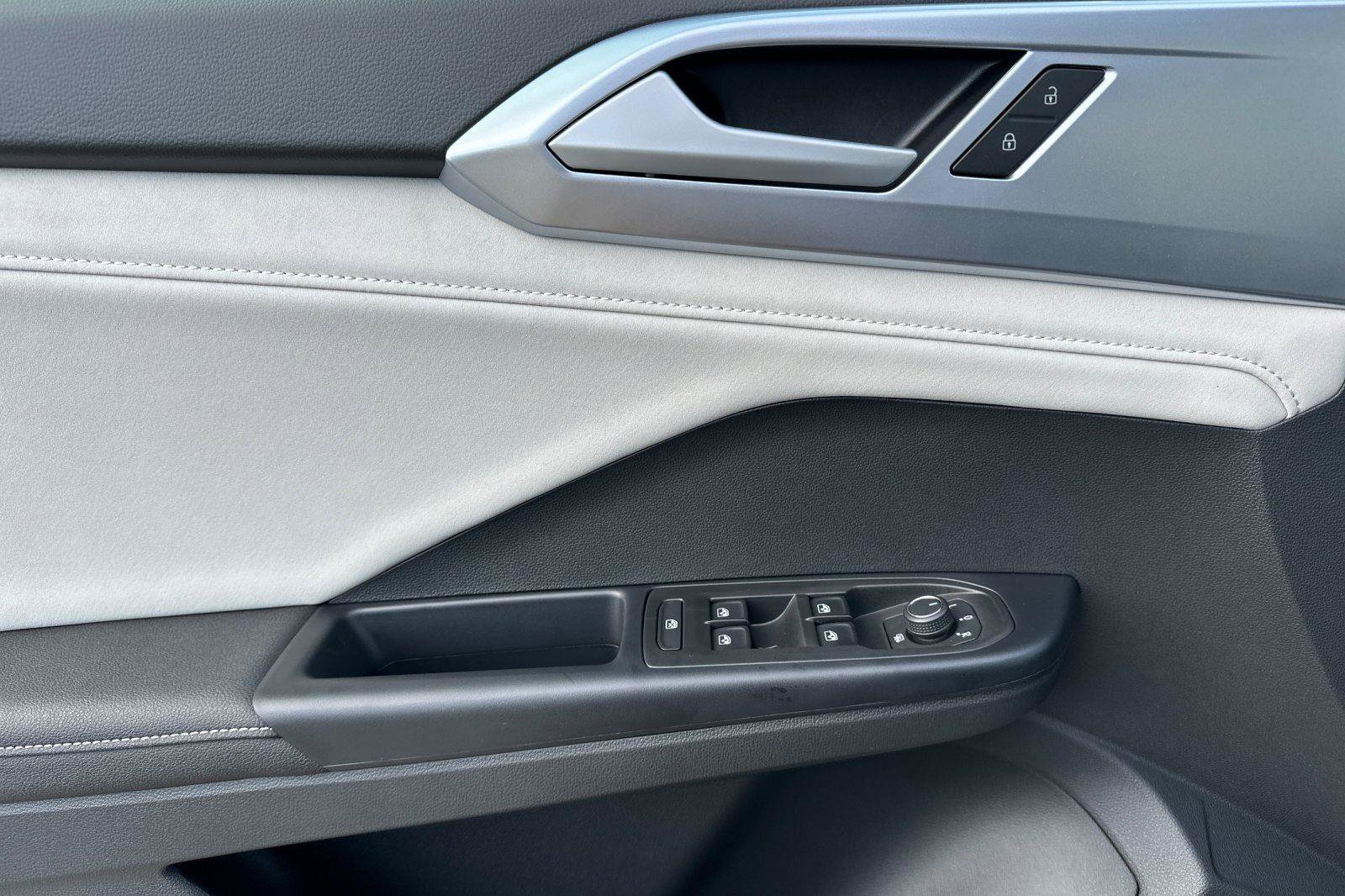 New 2026 Volkswagen Taos SE image 10