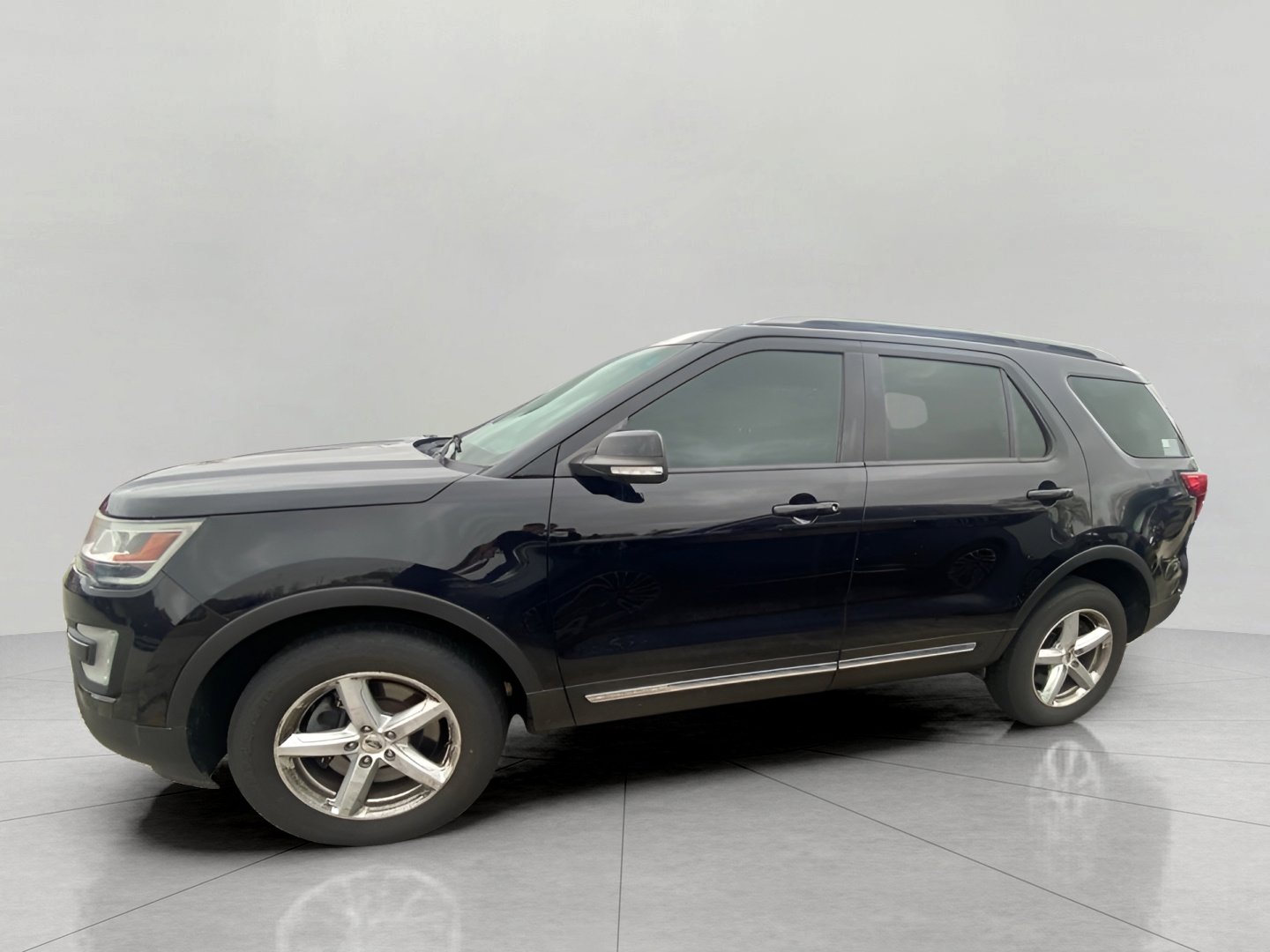 Used 2017 Ford Explorer XLT w/ Equipment Group 201A AWD/4WD image 5