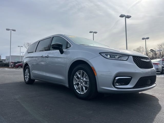 Used 2024 Chrysler Pacifica Touring-L image 3