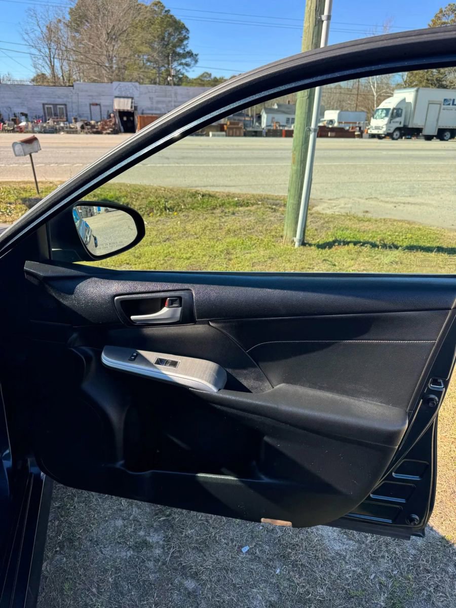 Used 2014 Toyota Camry SE w/ Leather Package image 12