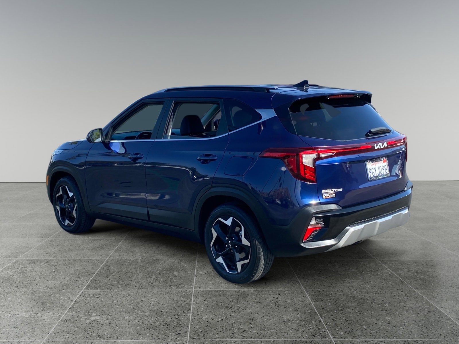 Used 2024 Kia Seltos EX FWD image 3