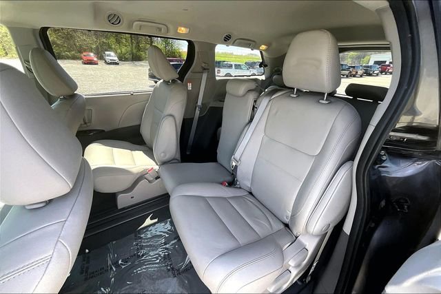 Used 2020 Toyota Sienna XLE w/ XLE Navigation Package FWD image 26