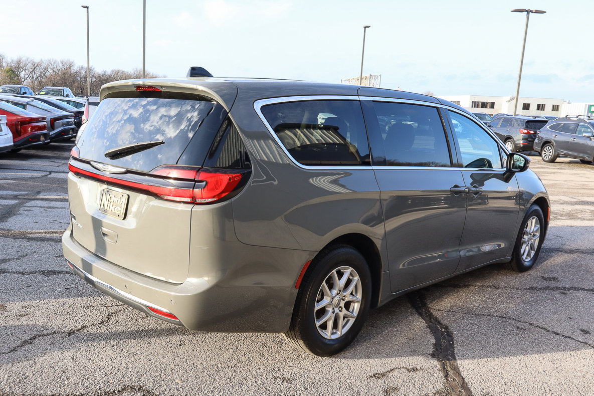 Used 2023 Chrysler Pacifica Touring-L image 4