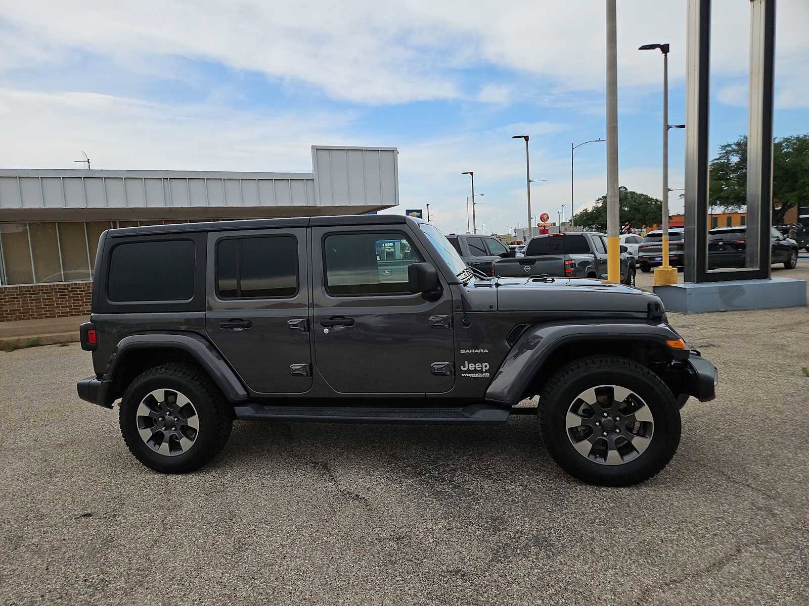 Used 2020 Jeep Wrangler Unlimited Sahara AWD/4WD image 9