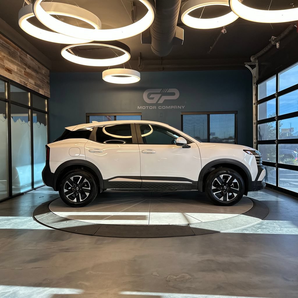 Used 2025 Nissan Kicks SV AWD/4WD image 2