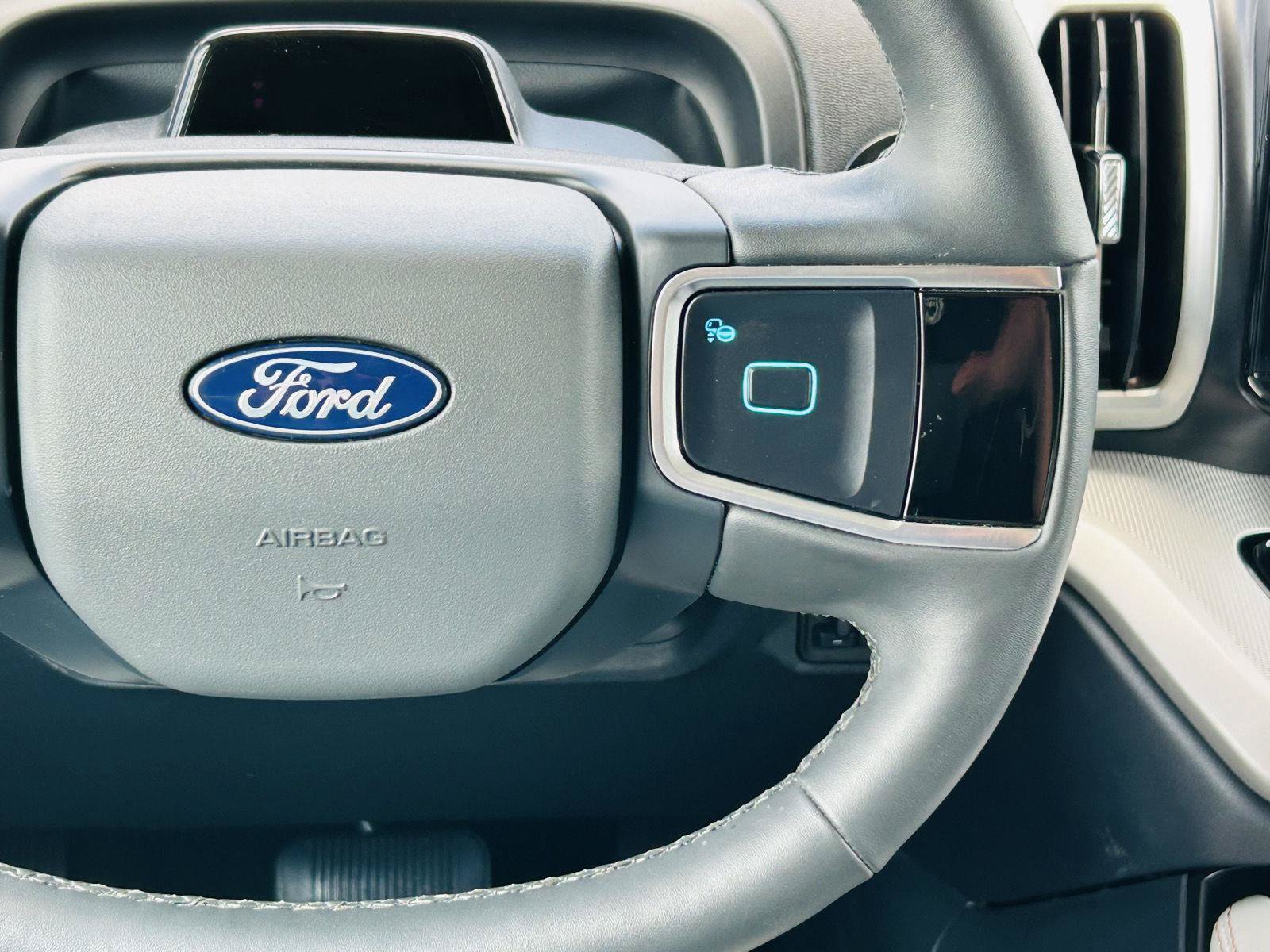 Used 2025 Ford Expedition Active AWD/4WD image 24