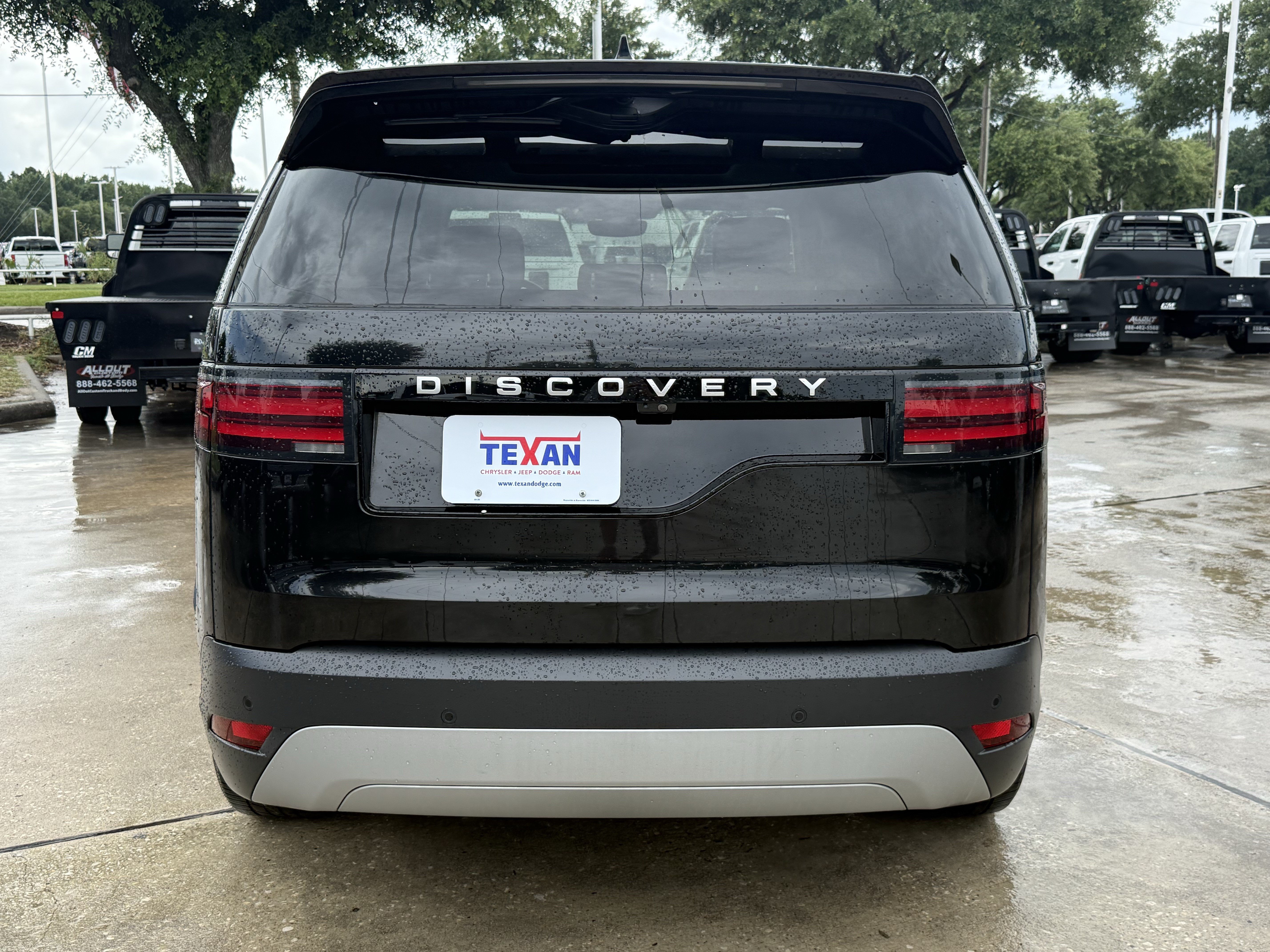 Used 2024 Land Rover Discovery S AWD/4WD image 6
