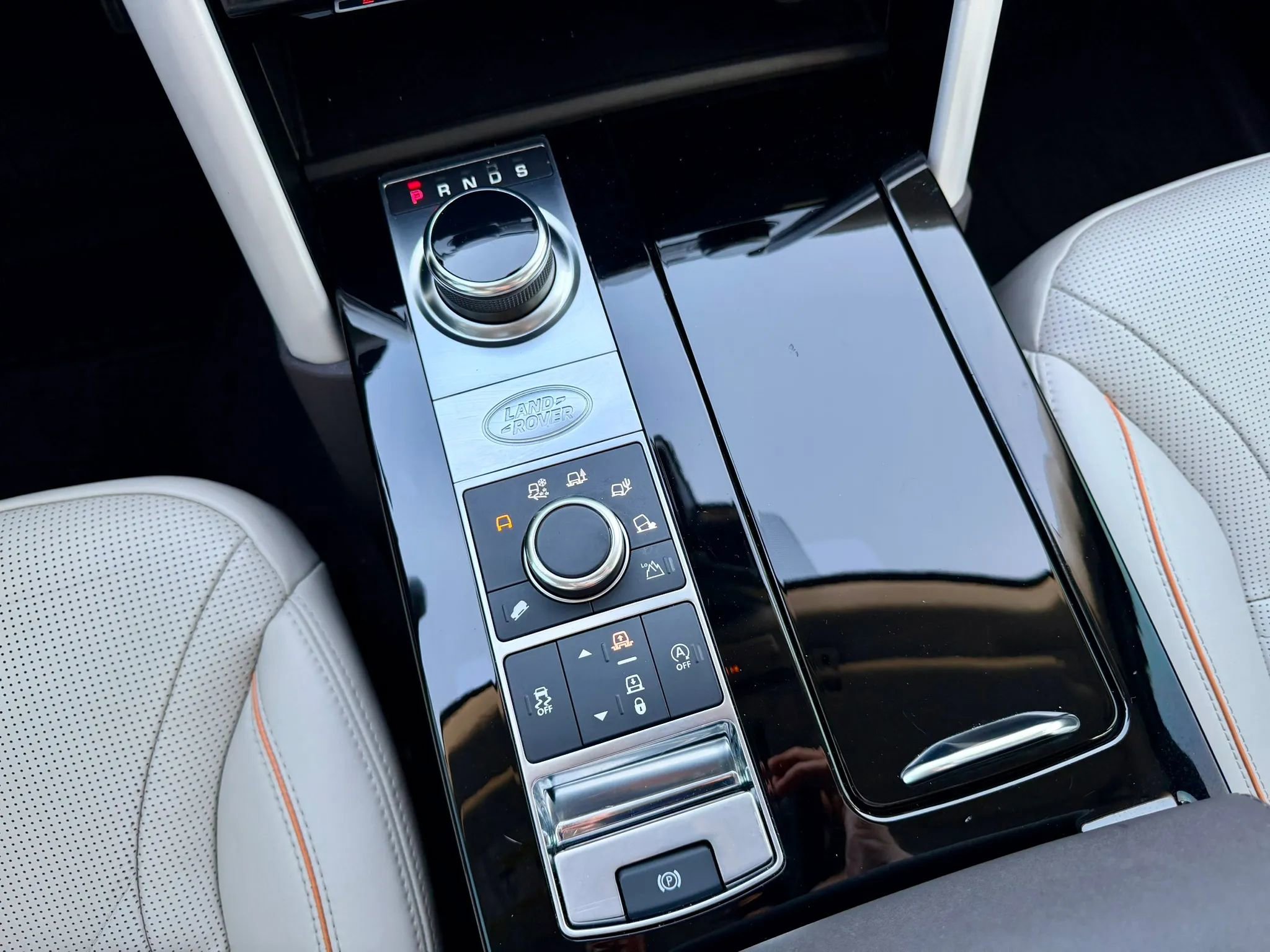 Used 2019 Land Rover Discovery HSE AWD/4WD image 30