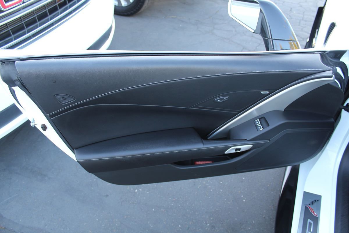 Used 2018 Chevrolet Corvette Stingray Coupe w/ 1LT RWD image 26