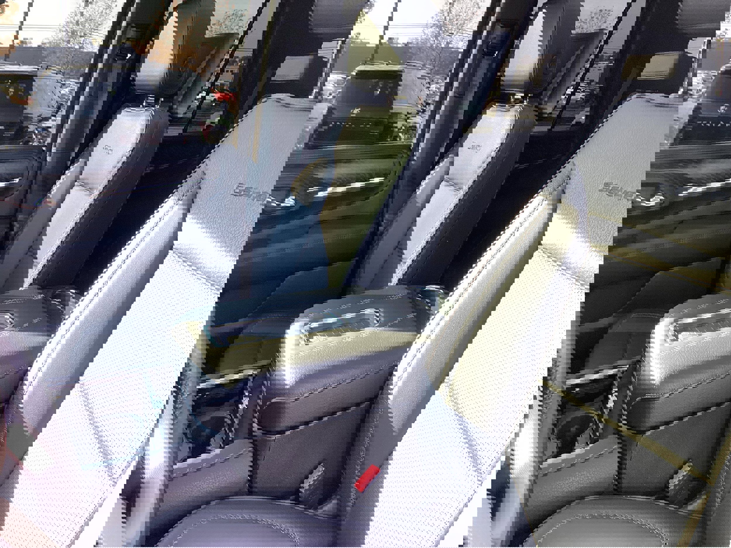 Used 2024 GMC Yukon Denali w/ Denali Reserve Package image 12