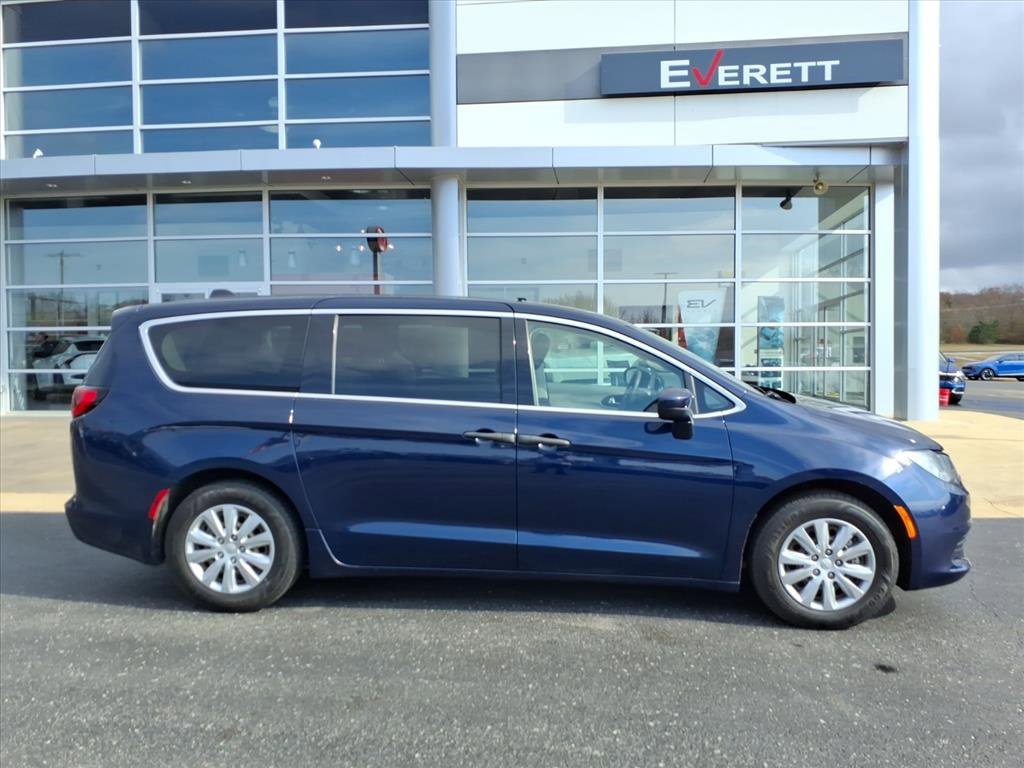 Used 2020 Chrysler Voyager L image 2