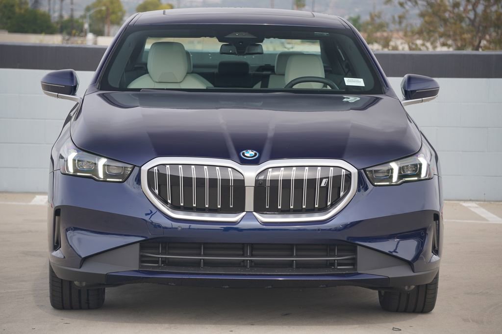 New 2026 BMW i5 eDrive40 w/ Premium Package image 2