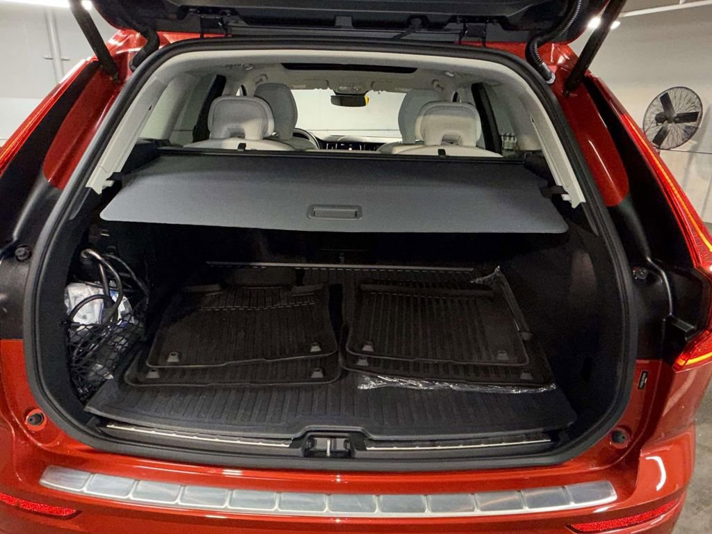 Used 2024 Volvo XC60 T8 Plus w/ Protection Package Premier image 17