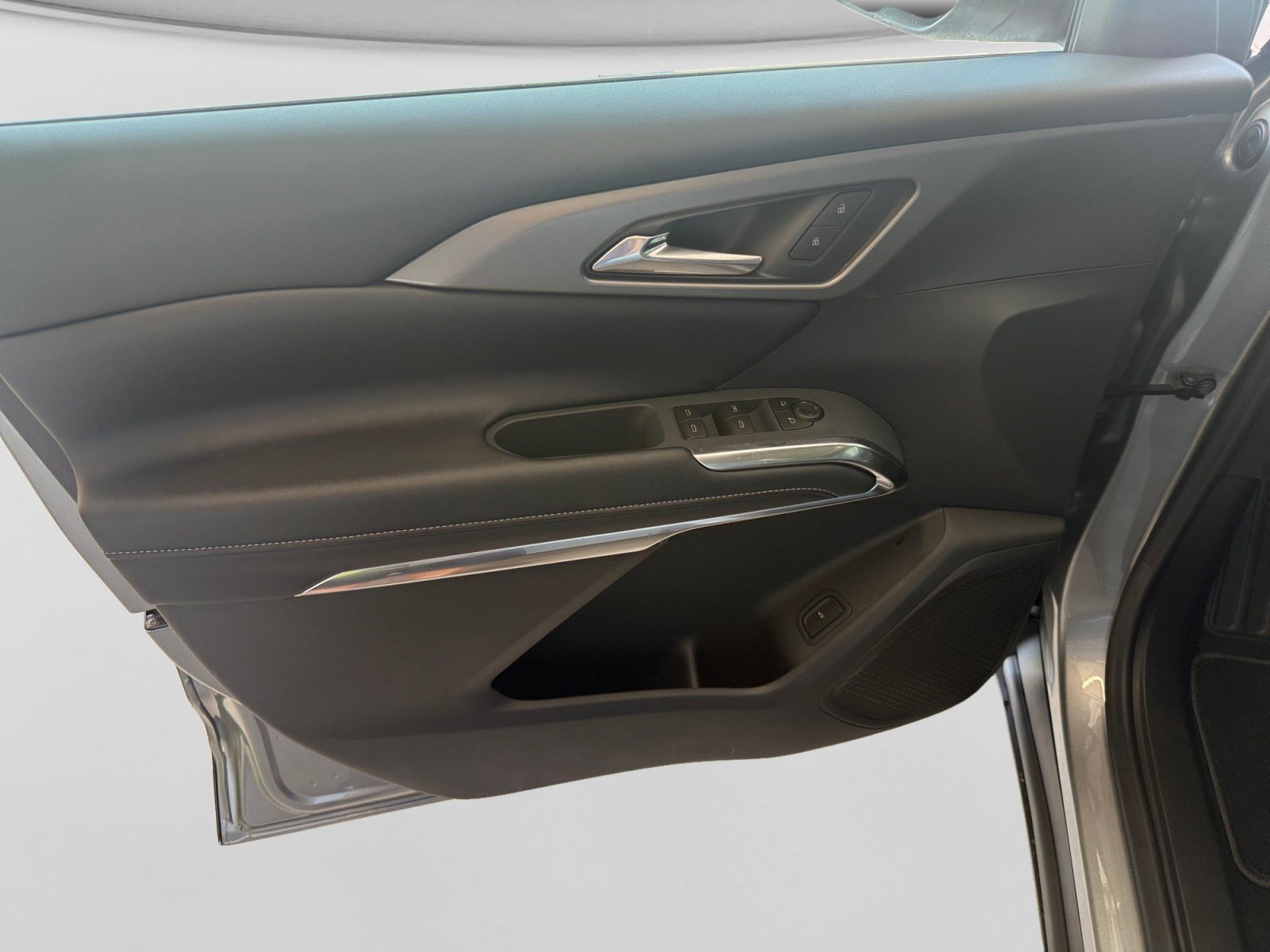 New 2027 Chevrolet Traverse LT w/ Sun and Wheel Package FWD image 10