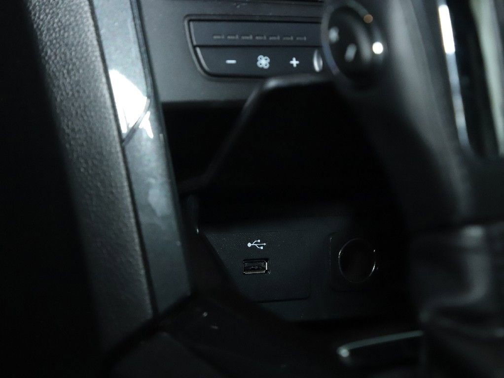 Used 2018 Ford Explorer XLT image 27