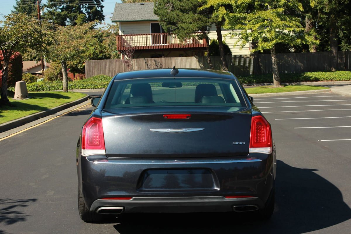 Used 2015 Chrysler 300 Limited RWD image 6