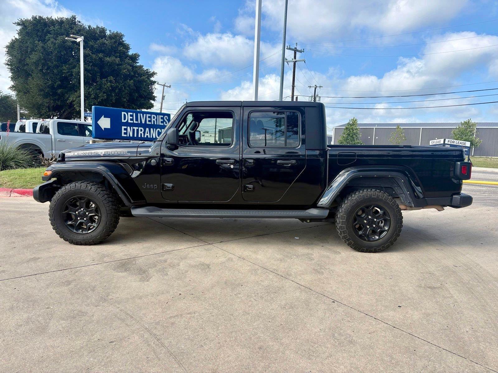 Used 2023 Jeep Gladiator Sport AWD/4WD image 6