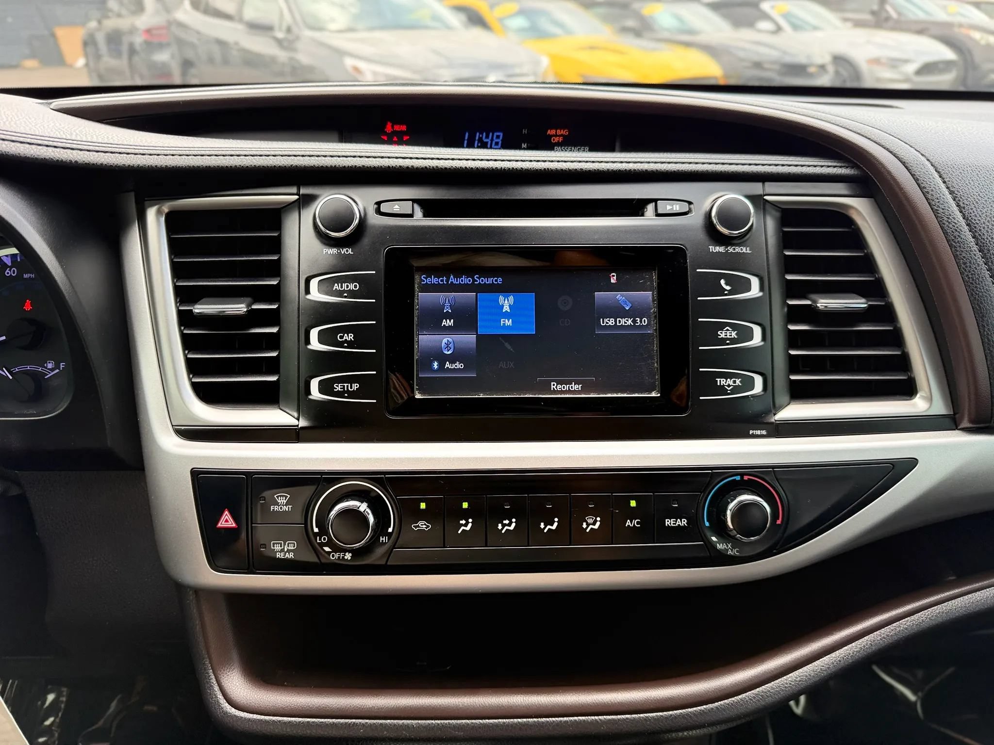 Used 2019 Toyota Highlander LE AWD/4WD image 33