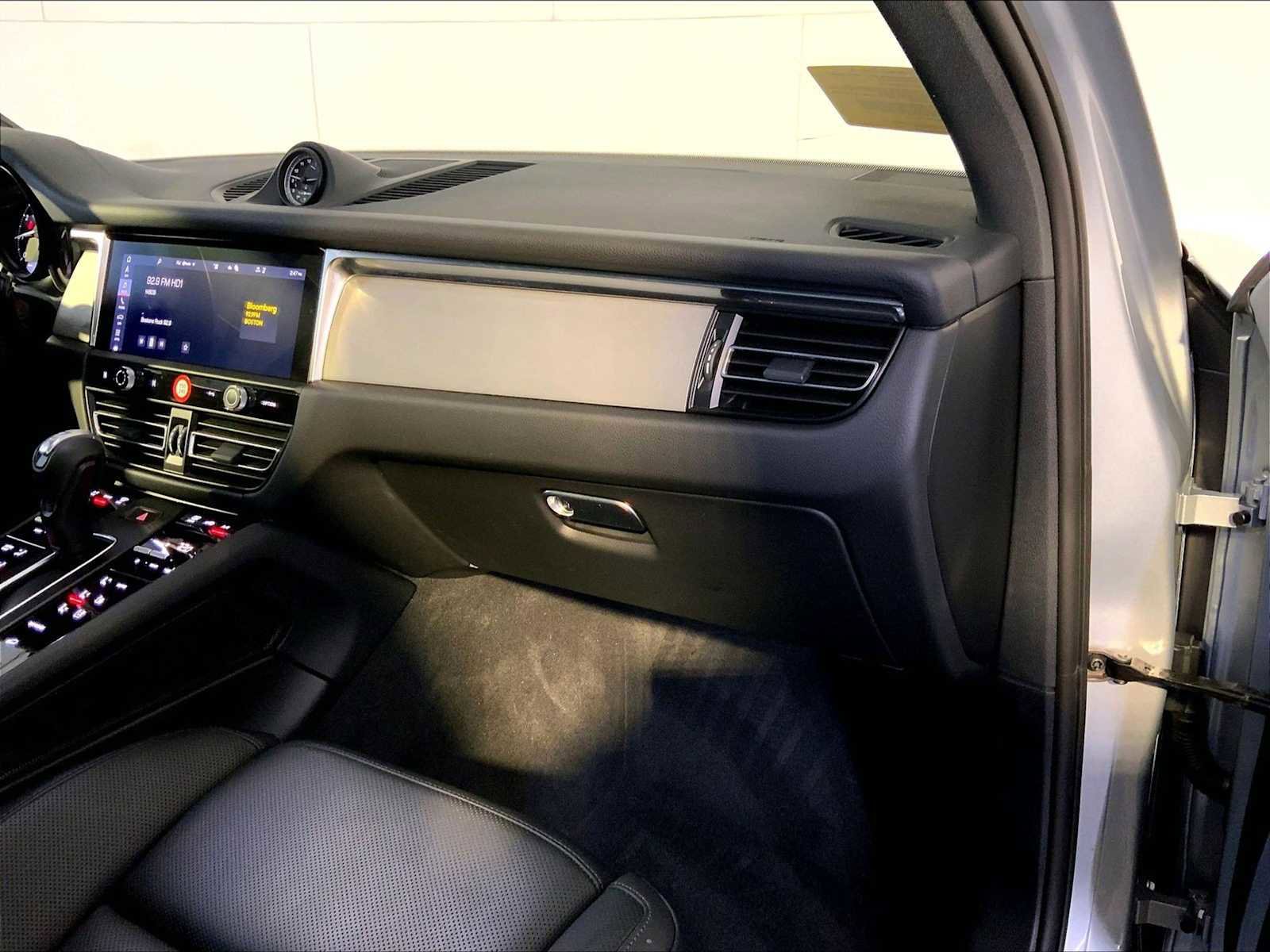 Certified 2025 Porsche Macan image 22