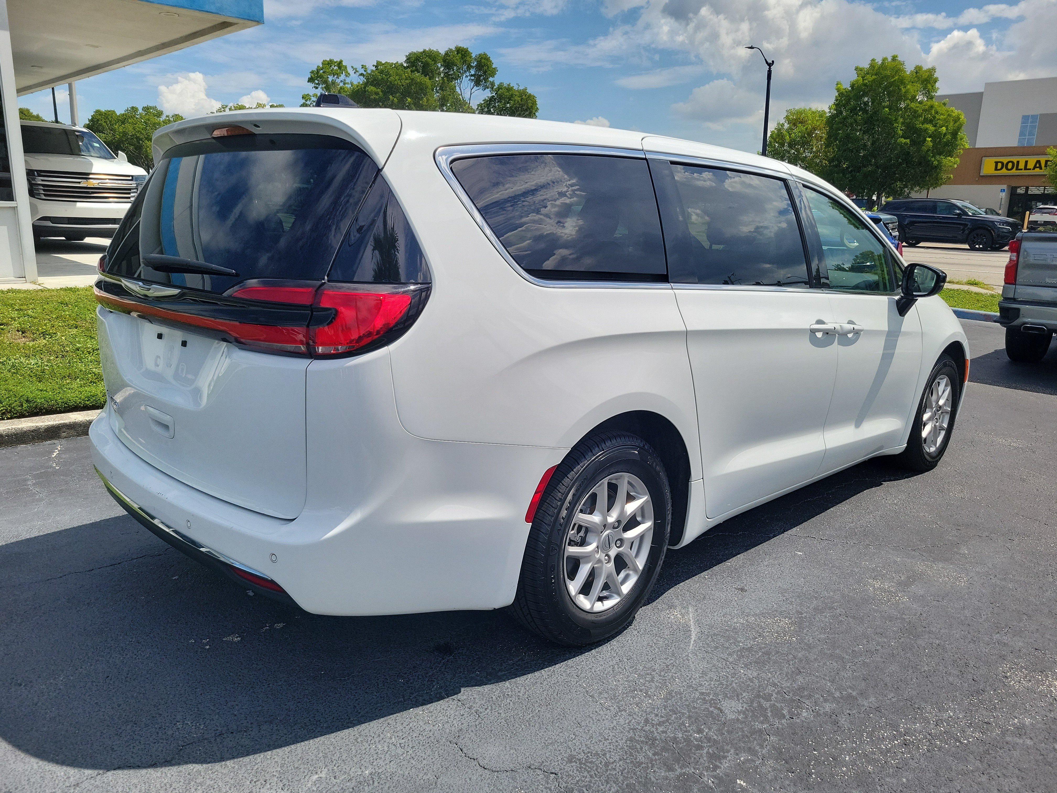 Used 2024 Chrysler Pacifica Touring-L FWD image 4