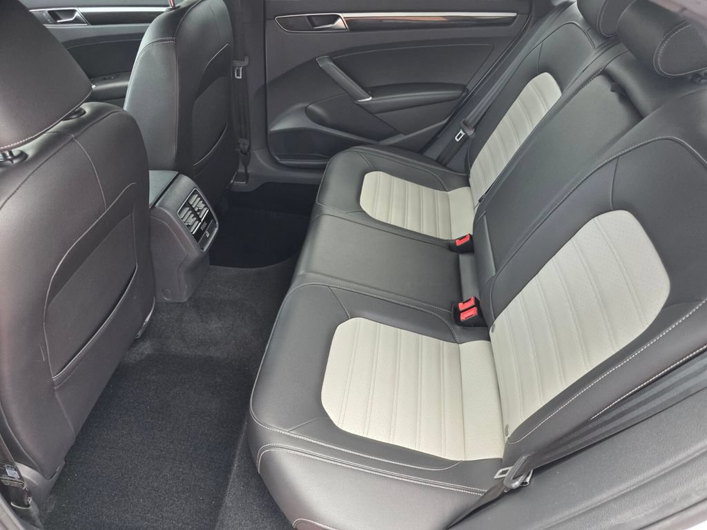 Used 2018 Volkswagen Passat 3.6 FWD image 14