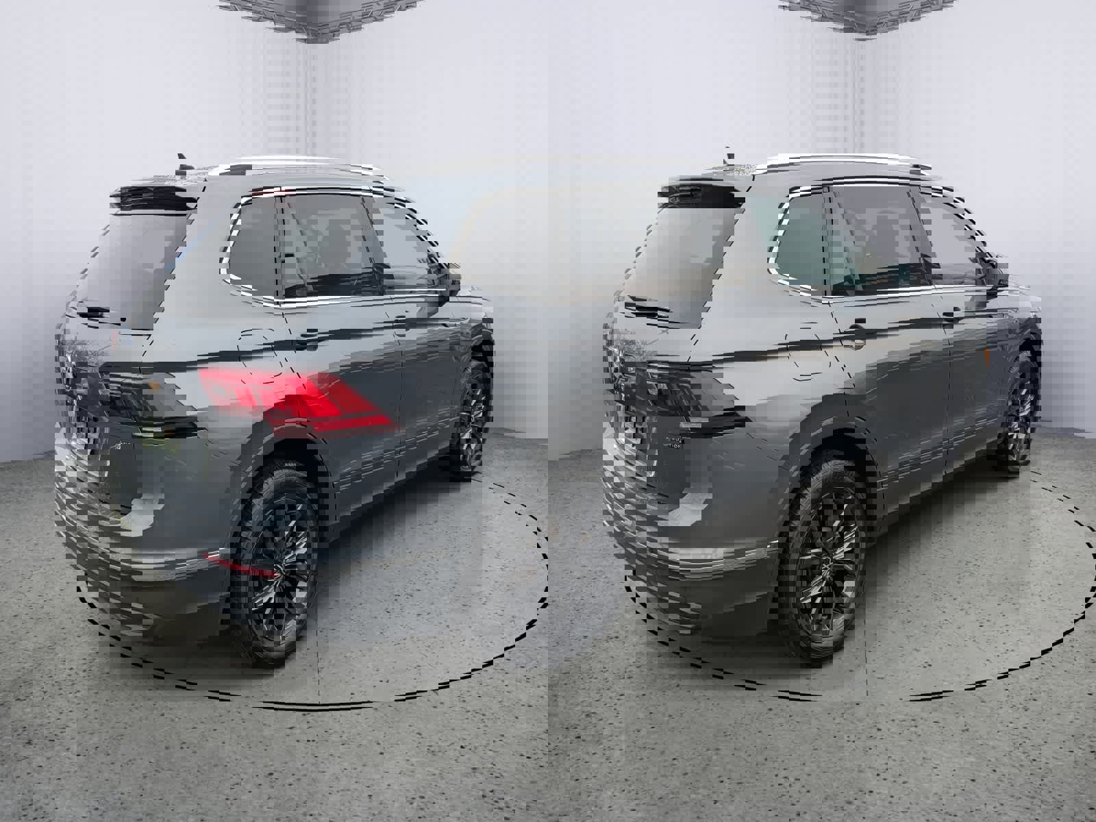 Used 2023 Volkswagen Tiguan SE image 3