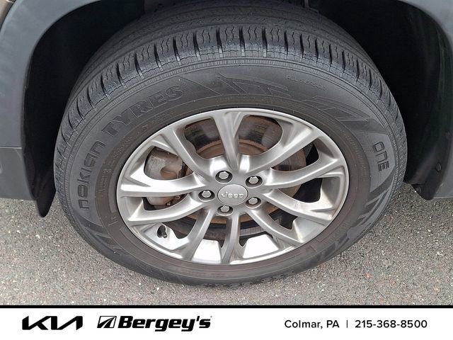 Used 2019 Jeep Cherokee Latitude Plus w/ Cold Weather Group AWD/4WD image 10