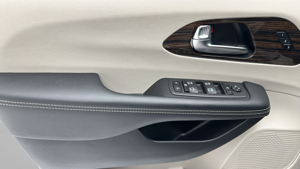 Used 2023 Chrysler Pacifica Limited FWD image 13