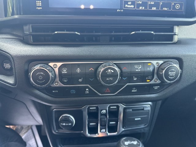 Used 2024 Jeep Wrangler Unlimited w/ Convenience Group AWD/4WD image 18