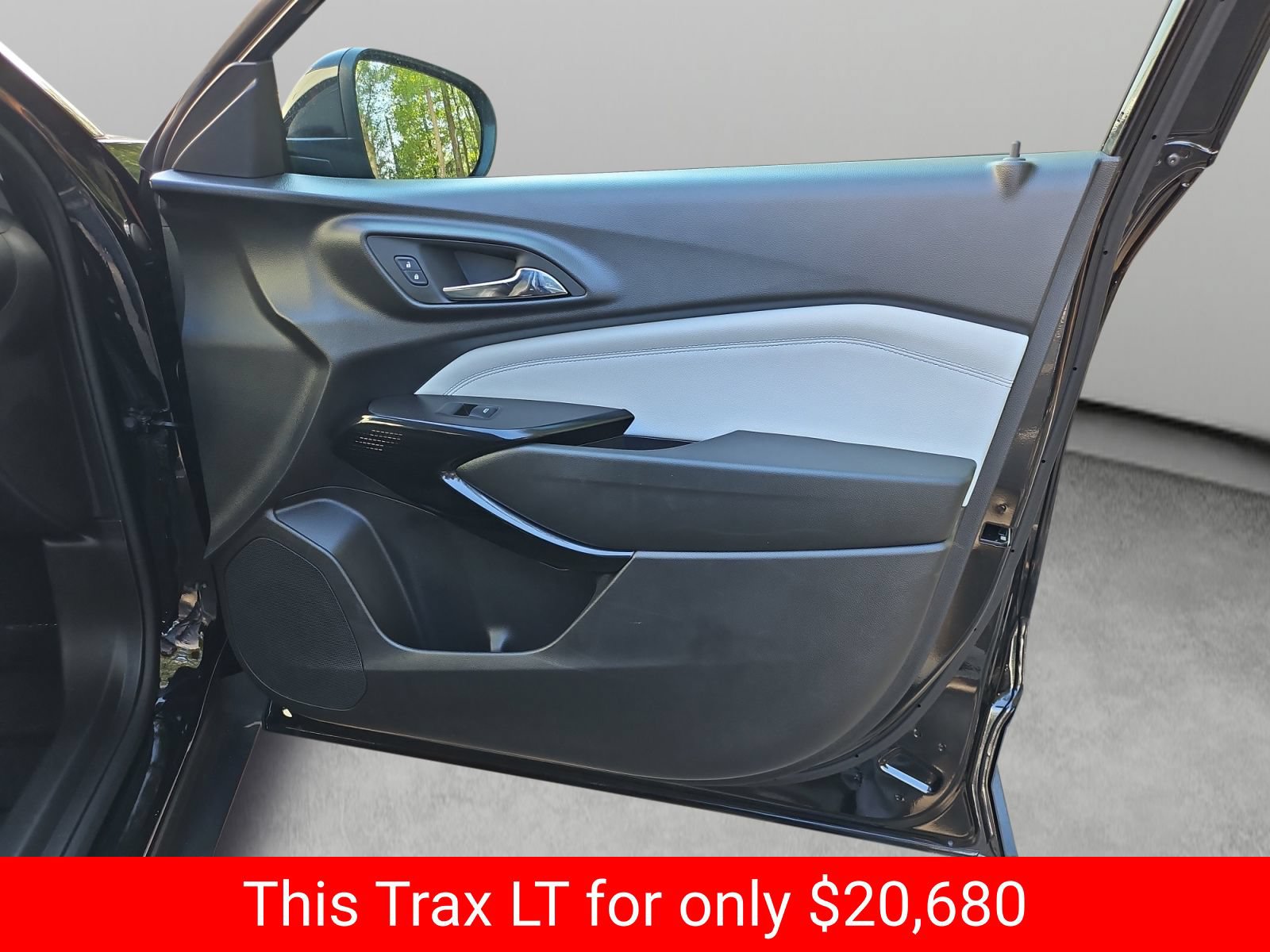 Used 2025 Chevrolet Trax LT FWD image 36