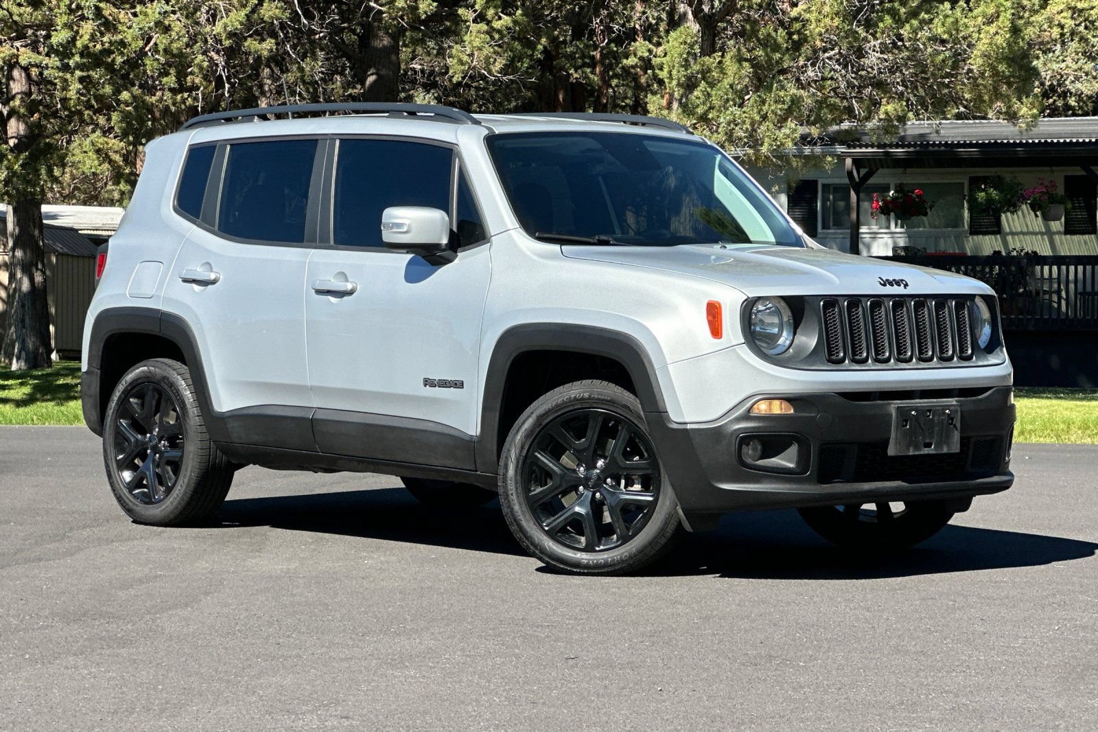 Used 2018 Jeep Renegade Altitude w/ UConnect 8.4 Nav Group AWD/4WD image 2
