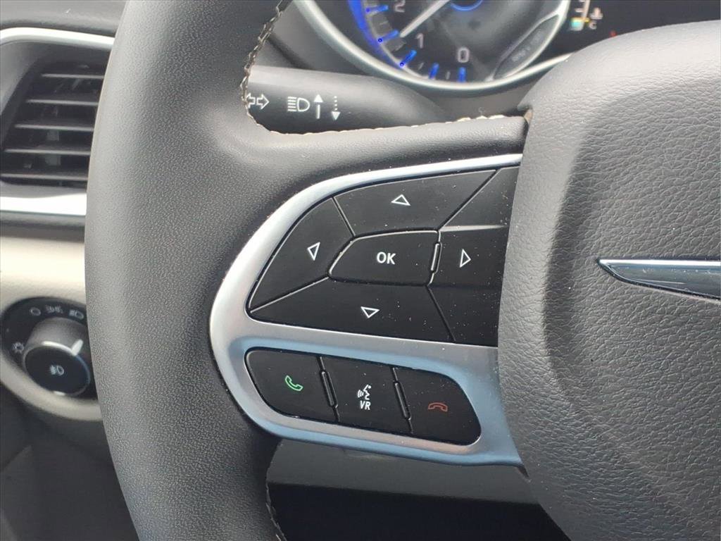 Used 2024 Chrysler Pacifica Touring-L image 26