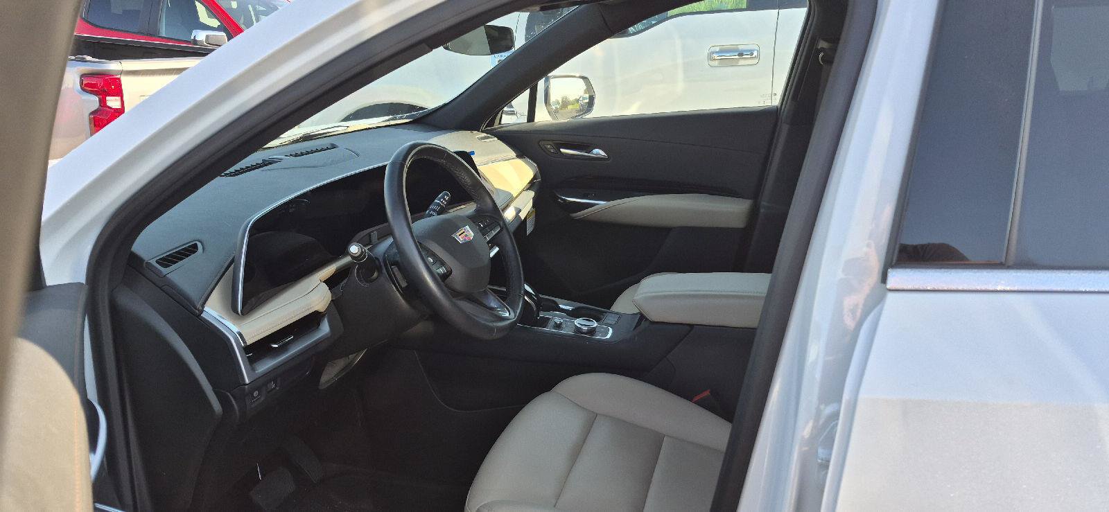 Used 2024 Cadillac XT4 Luxury w/ Cold Weather Package AWD/4WD image 6