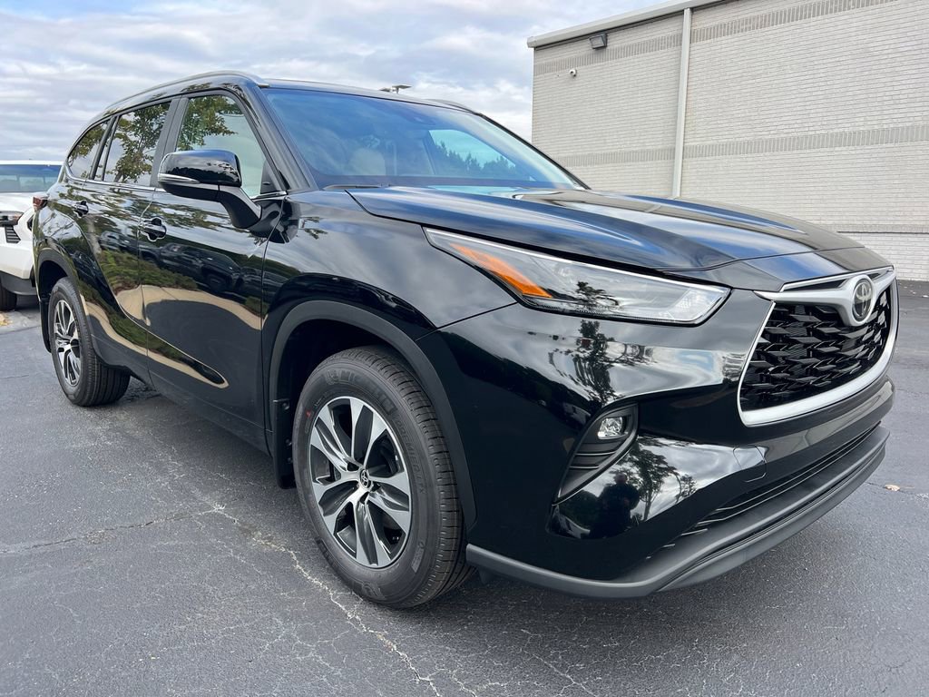 New 2025 Toyota Highlander XLE image 1