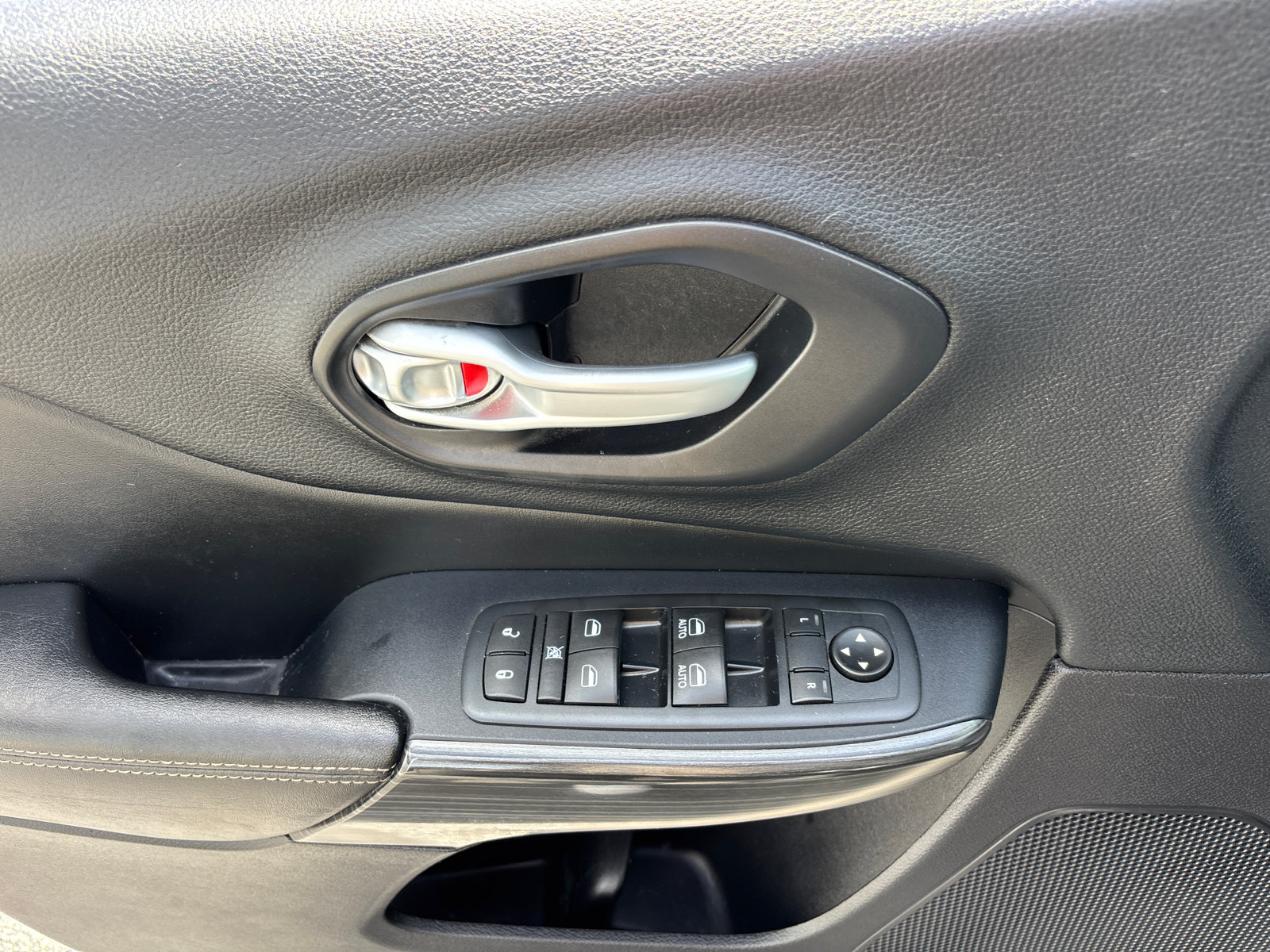 Used 2016 Jeep Cherokee Limited FWD image 12