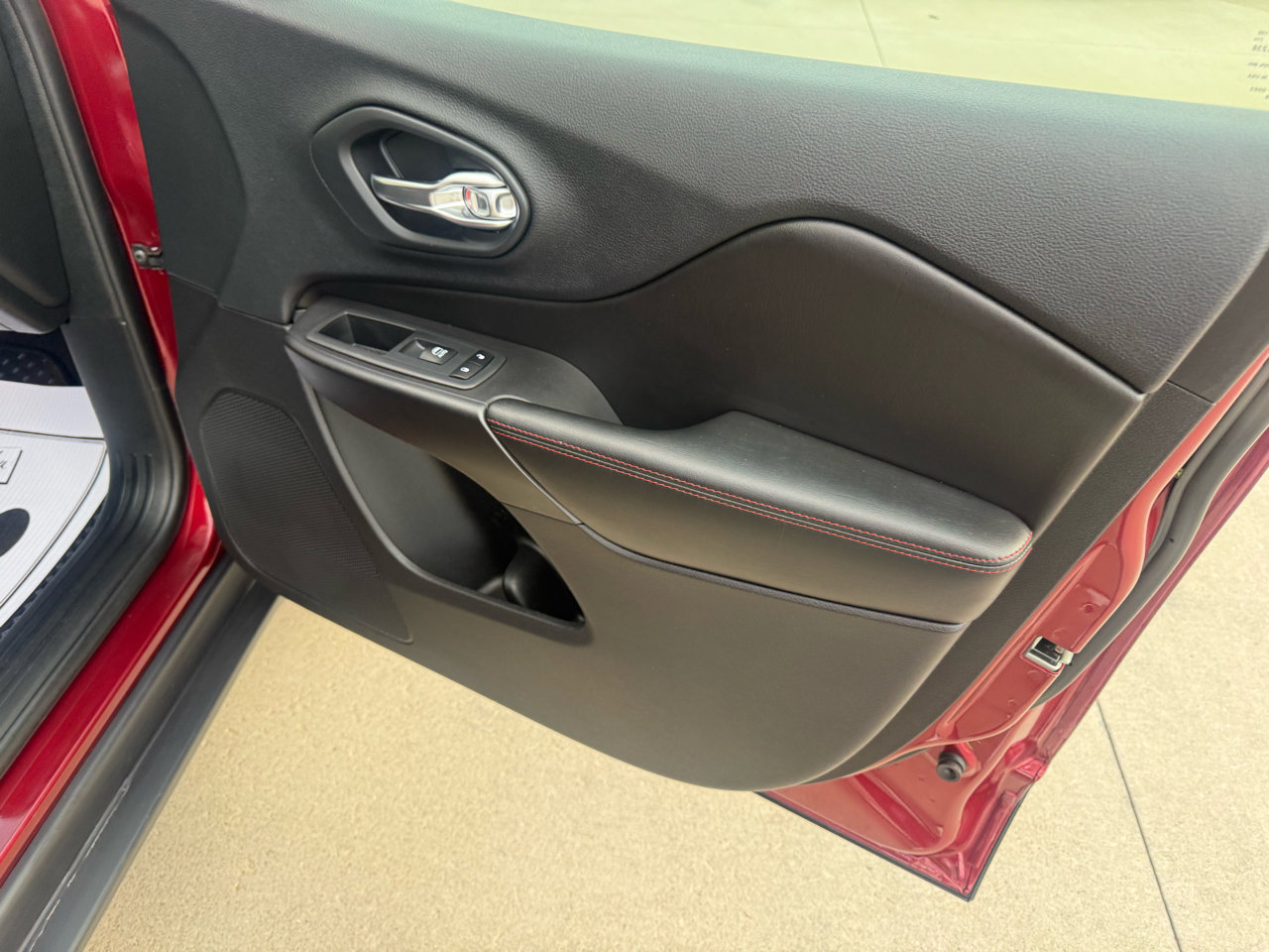 Used 2019 Jeep Cherokee Trailhawk image 16