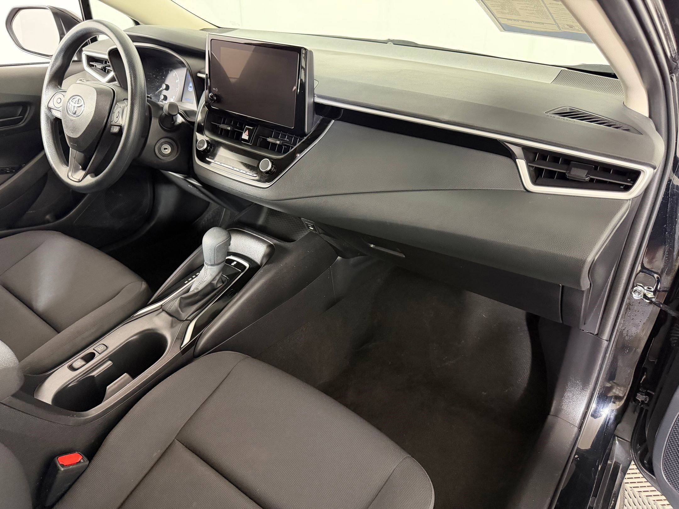 Used 2025 Toyota Corolla LE FWD image 24