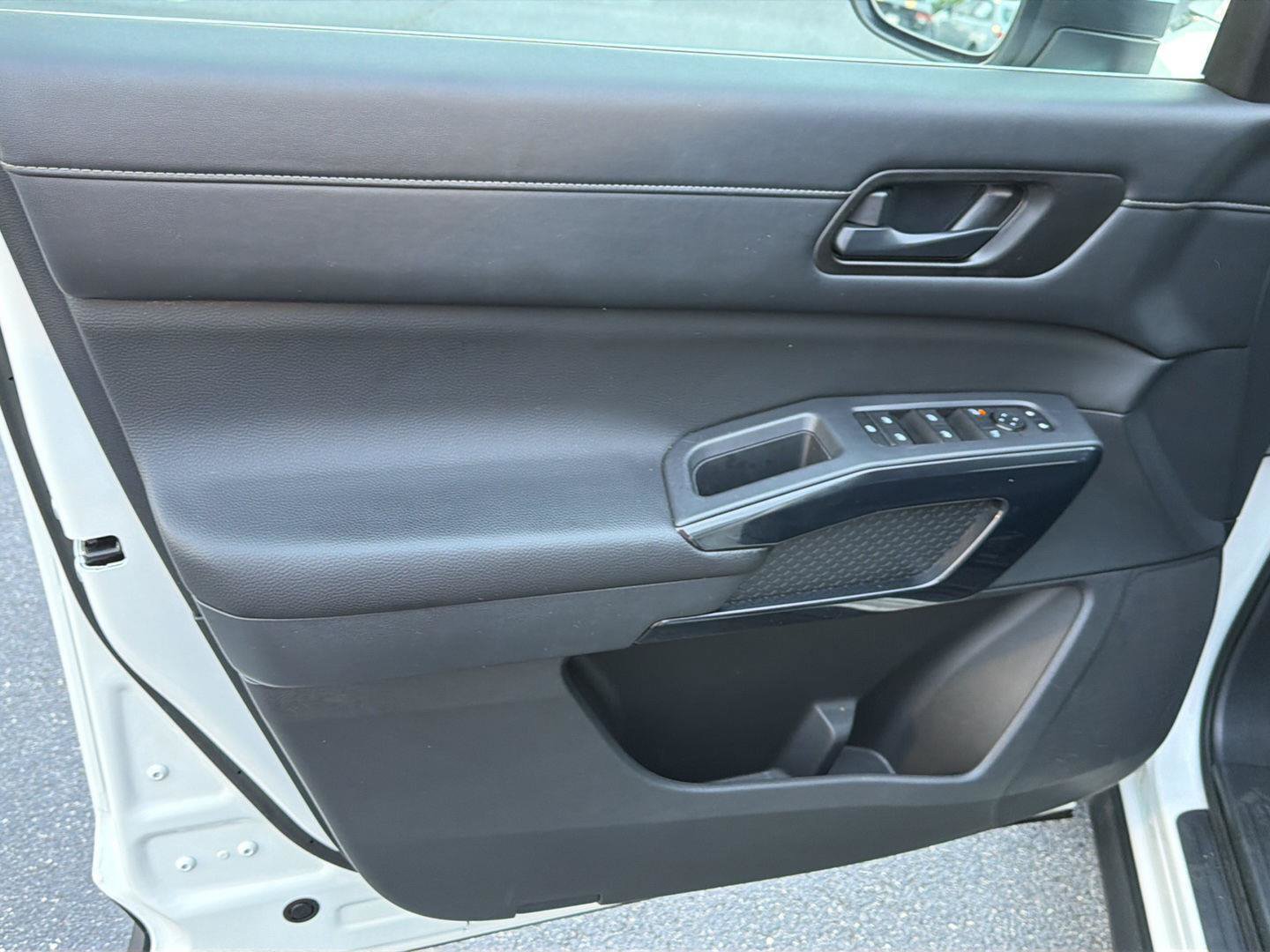 Used 2025 Nissan Pathfinder SV AWD/4WD image 17