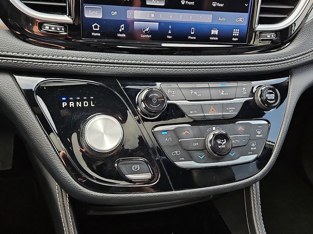 Used 2024 Chrysler Pacifica Premium image 15