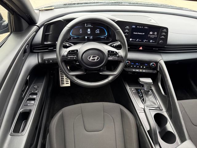 Used 2025 Hyundai Elantra Sport image 27