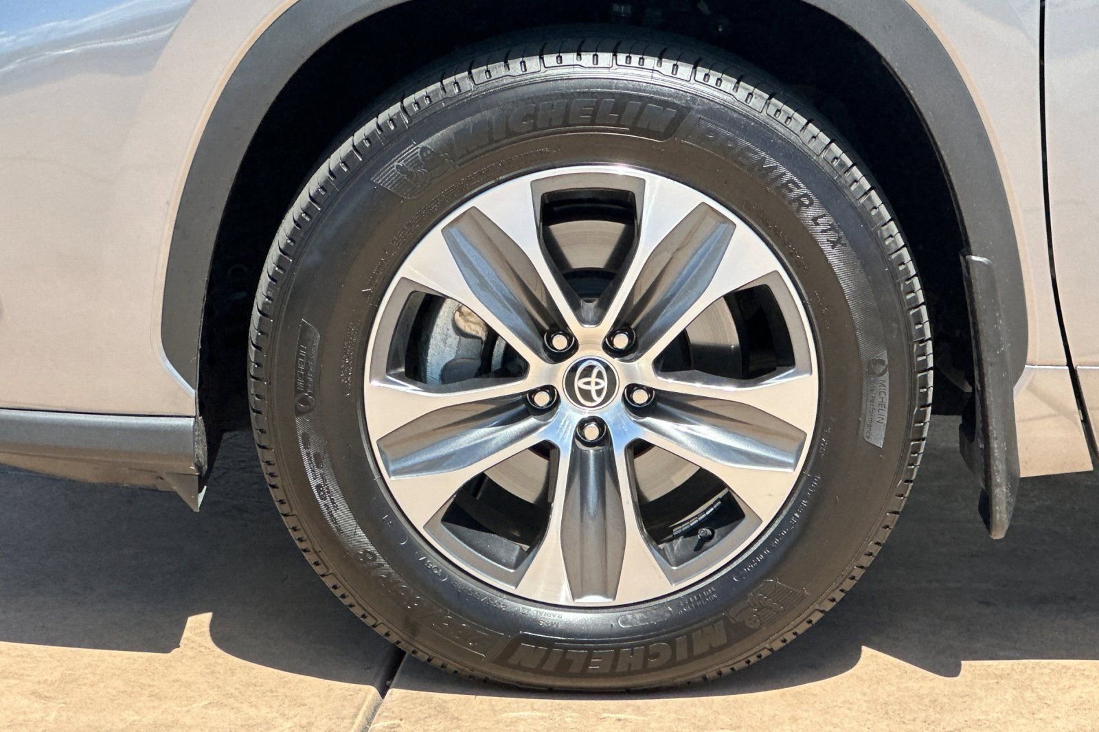 Used 2025 Toyota Highlander XLE AWD/4WD image 33