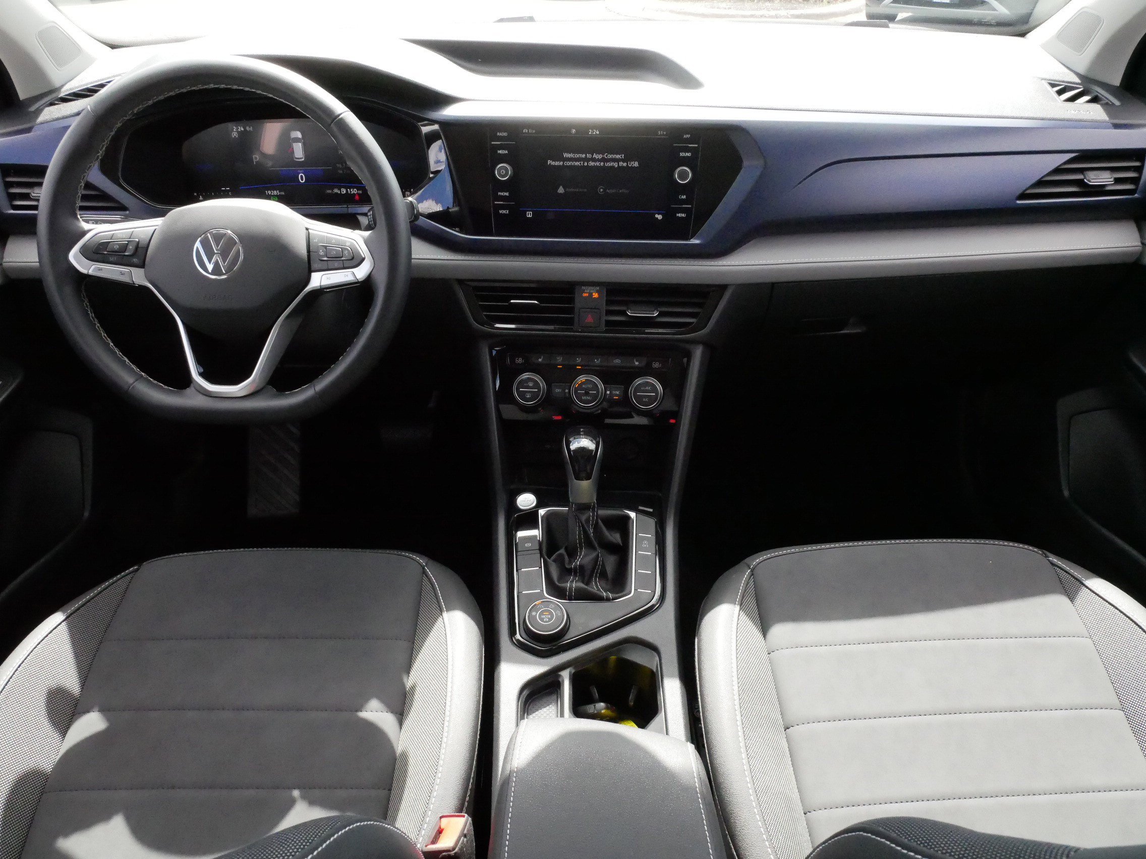 Certified 2024 Volkswagen Taos SE w/ Panoramic Sunroof Package AWD/4WD image 10