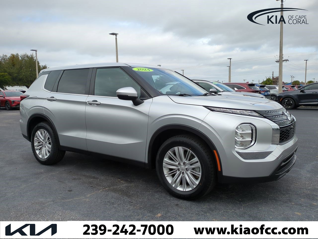 Used 2024 Mitsubishi Outlander ES image 2