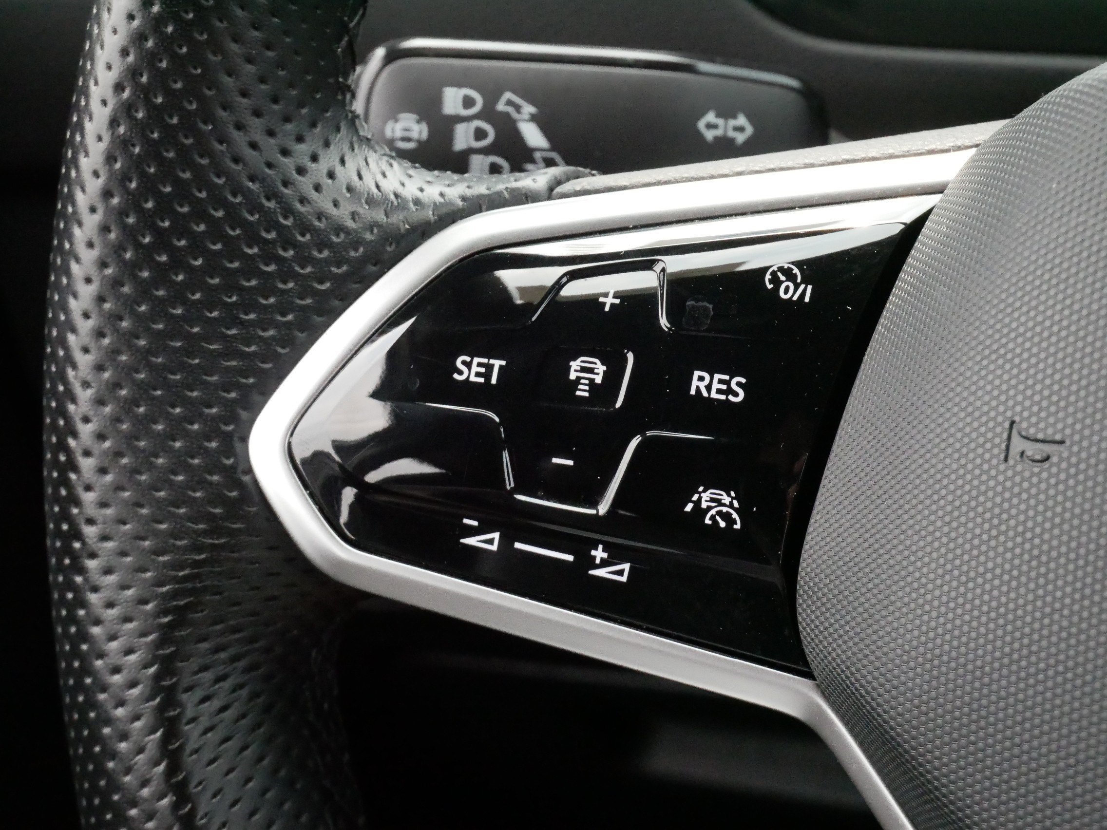 Certified 2023 Volkswagen Tiguan SE R-Line AWD/4WD image 25