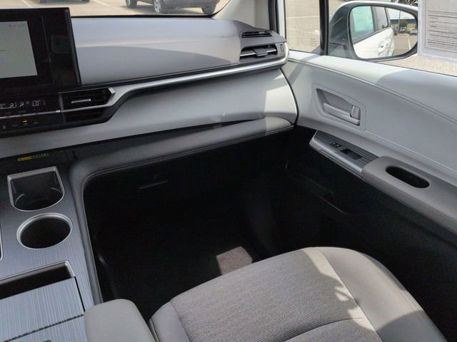 Certified 2025 Toyota Sienna LE FWD image 17