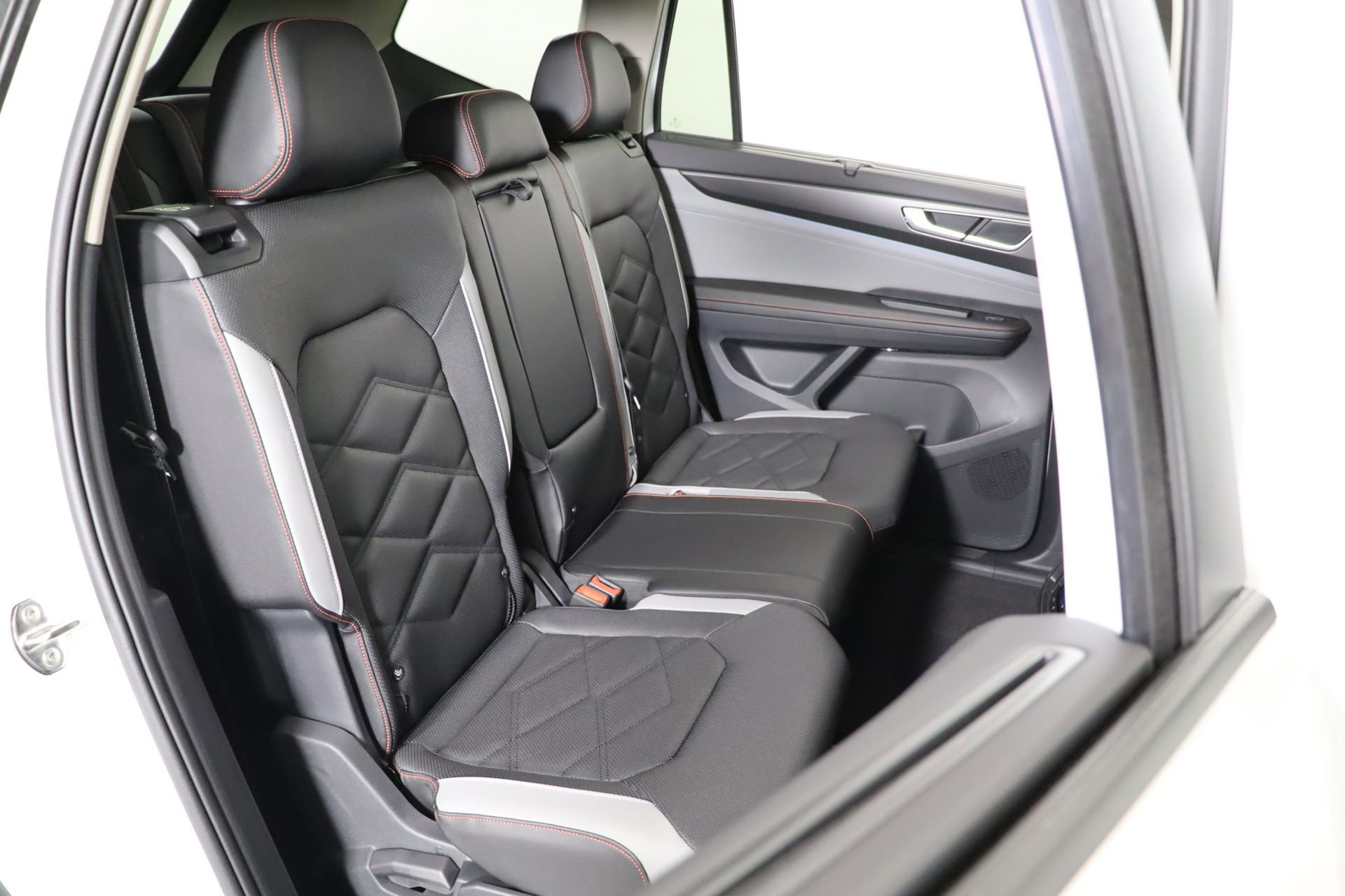 Used 2025 Volkswagen Atlas Peak Edition SE image 50