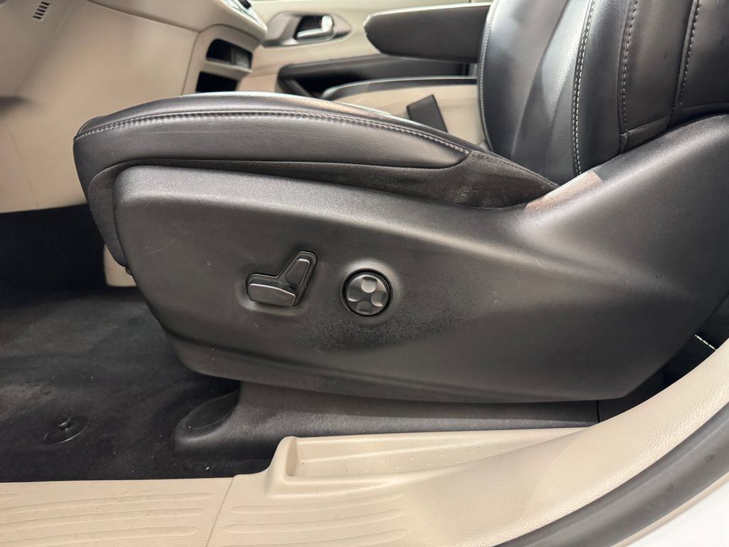 Used 2023 Chrysler Pacifica Touring-L FWD image 15